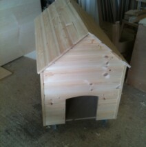 Dog kennel on wheels